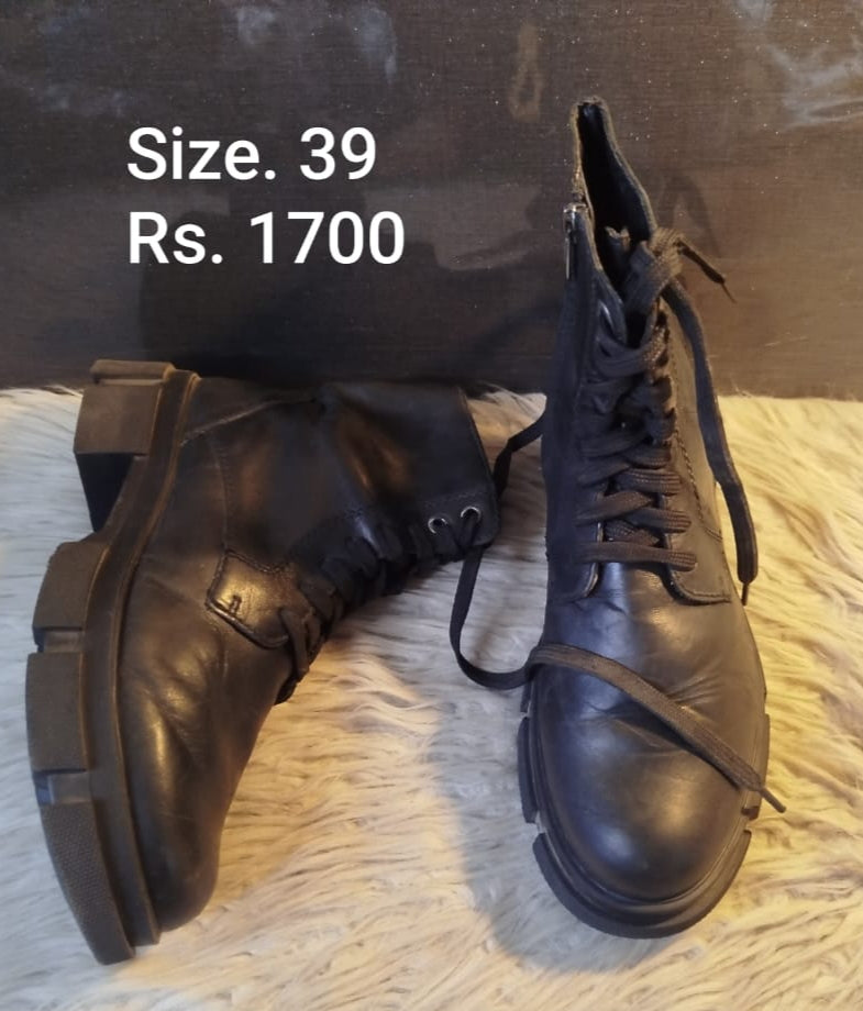 Black casual boots