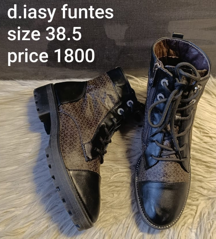 Daisy funtes boots