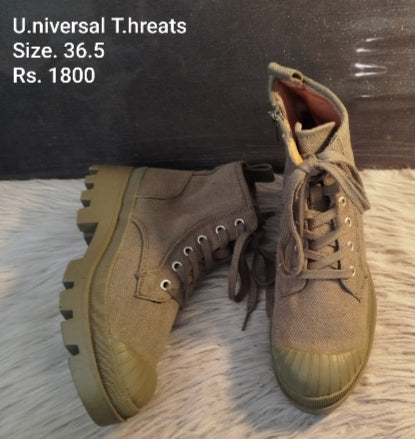 Universal threats boots