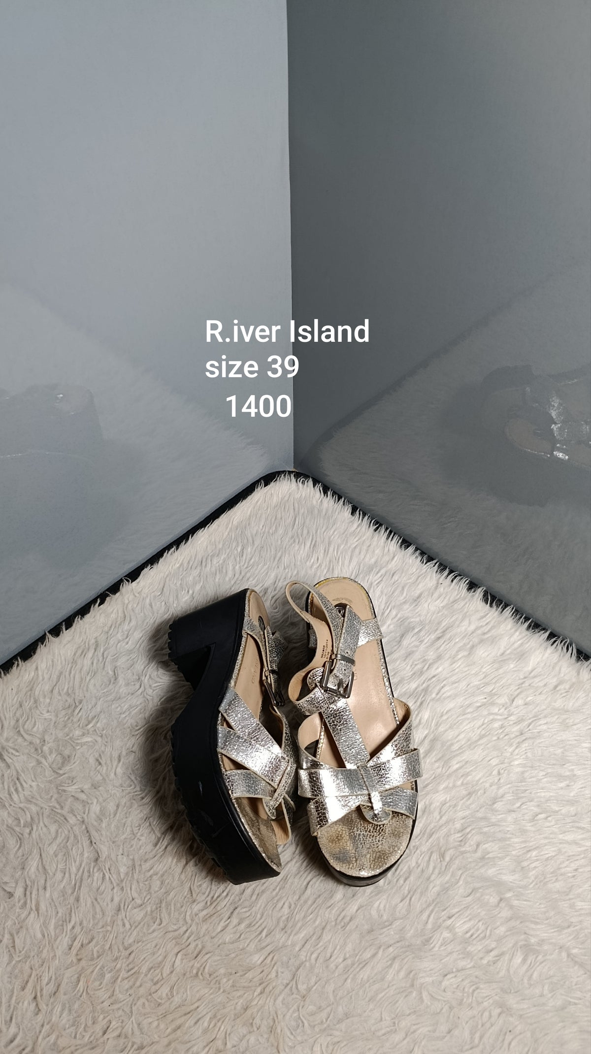 River Island 39