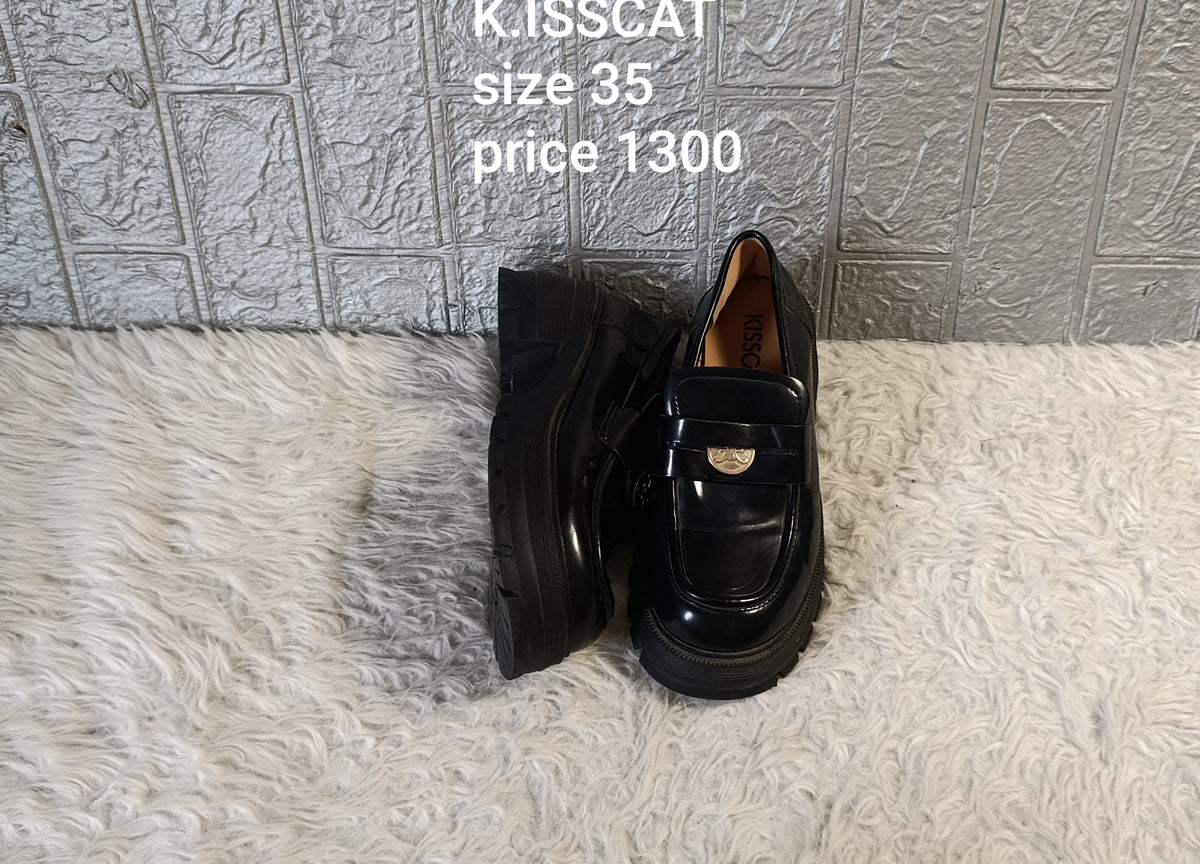 Kiss cat 35